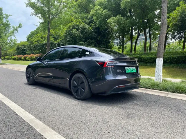 Tesla Model 3 — Фото автомобиля 4
