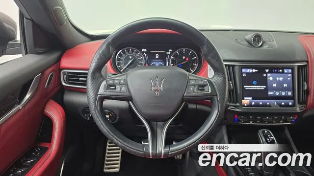 Maserati Levante — Фото автомобиля 12