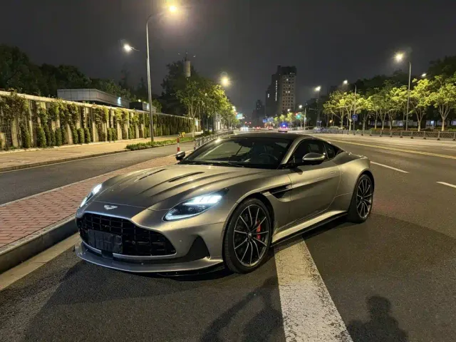 Фотография автомобиля — Aston Martin DB12