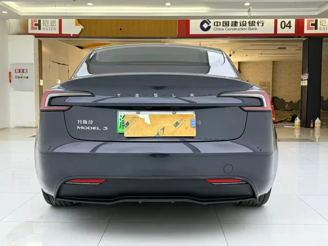Tesla Model 3 — Фото автомобиля 6