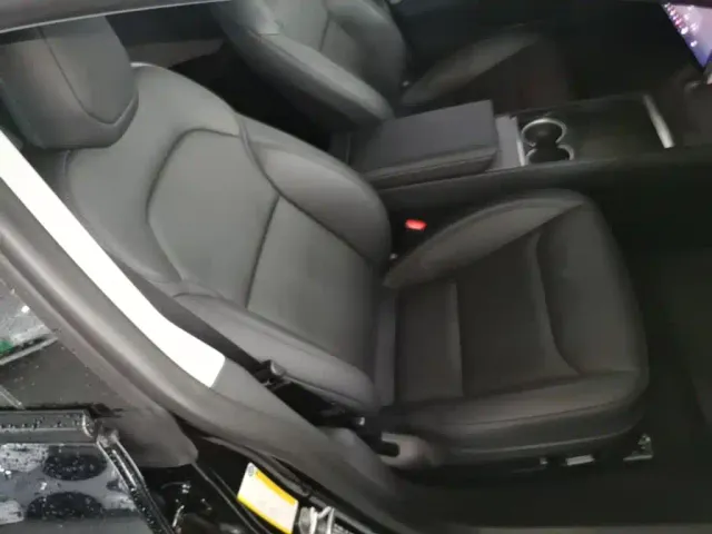 Tesla Model 3 — Фото автомобиля 24