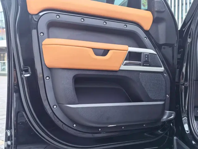 Land Rover Defender — Фото автомобиля 8