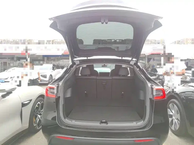 Tesla Model Y — Фото автомобиля 18