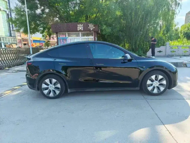 Tesla Model Y — Фото автомобиля 9