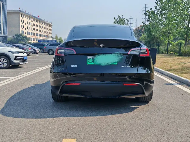 Tesla Model Y — Фото автомобиля 6