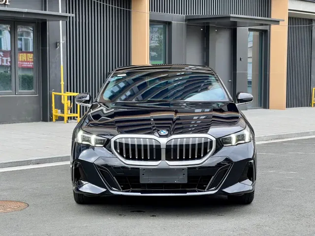 BMW 5 Series — Фото автомобиля 2