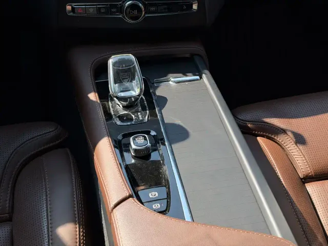 Volvo XC90 — Фото автомобиля 10
