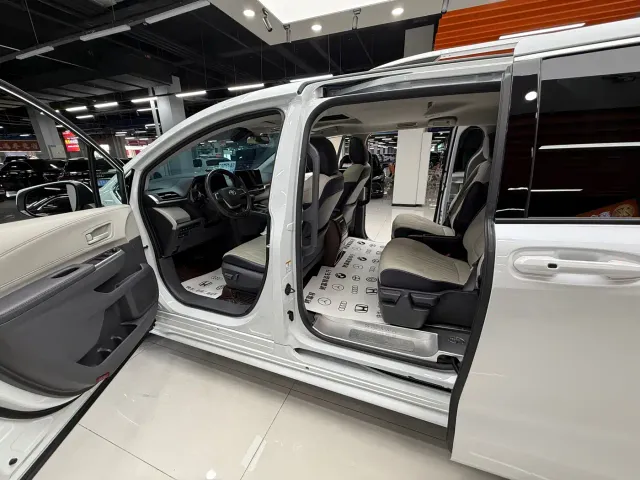 Toyota Sienna — Фото автомобиля 11