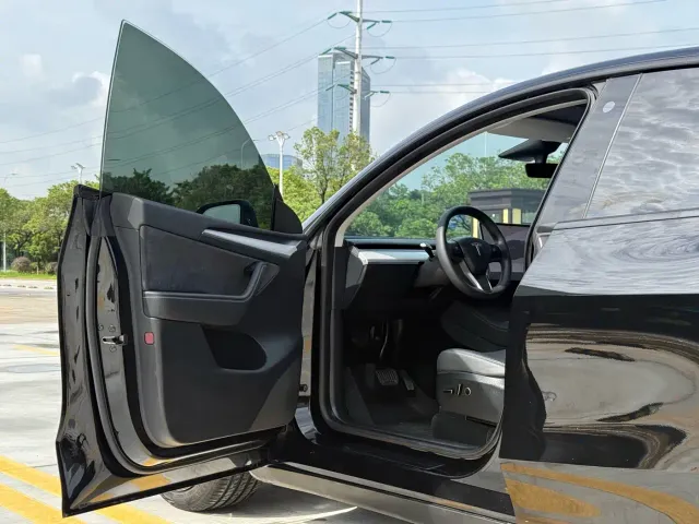 Tesla Model Y — Фото автомобиля 9