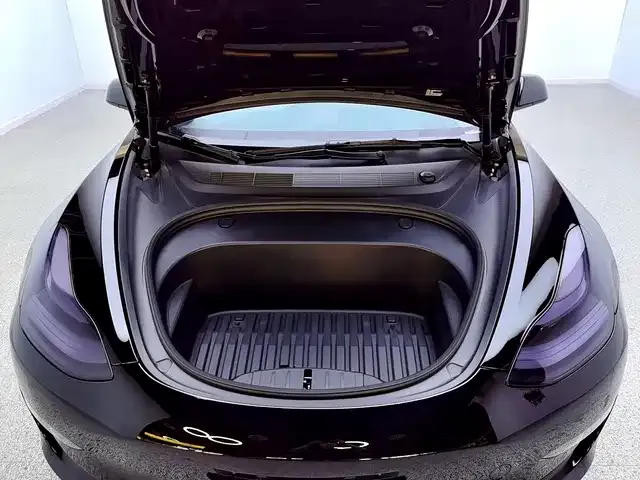 Tesla Model 3 — Фото автомобиля 10