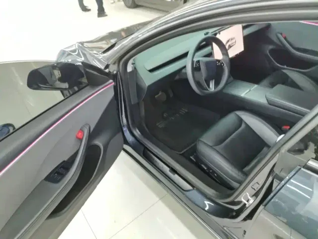 Tesla Model 3 — Фото автомобиля 15