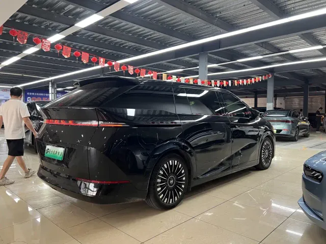 Xpeng X9 — Фото автомобиля 9