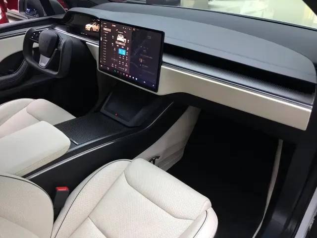 Tesla Model X — Фото автомобиля 15