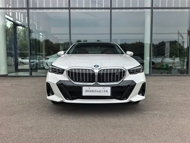 BMW i5 — Фото автомобиля 2
