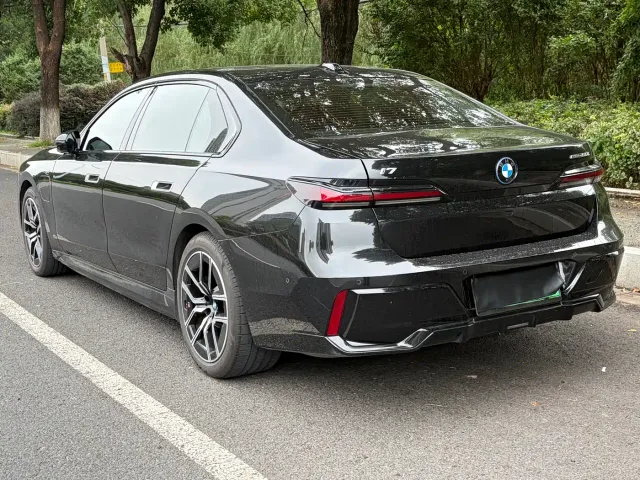 BMW i7 — Фото автомобиля 4