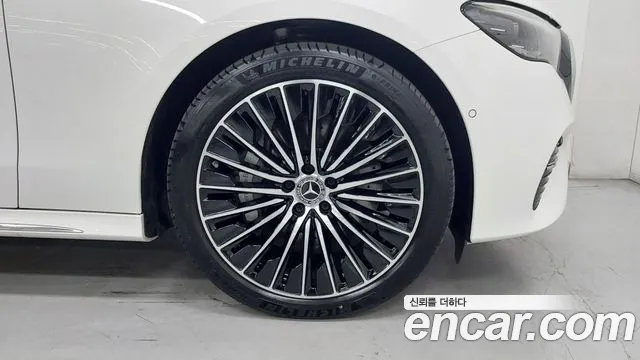 Mercedes-Benz E-Class — Фото автомобиля 5