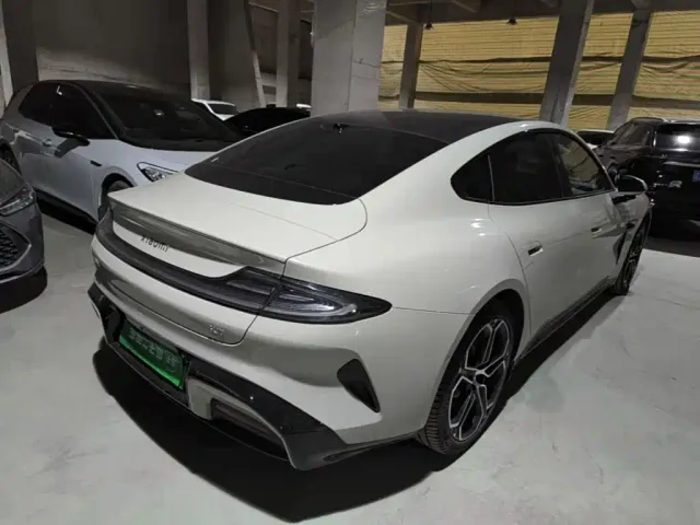 Xiaomi SU7 — Фото автомобиля 7