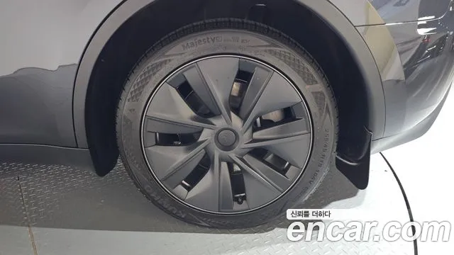 Tesla Model Y — Фото автомобиля 6