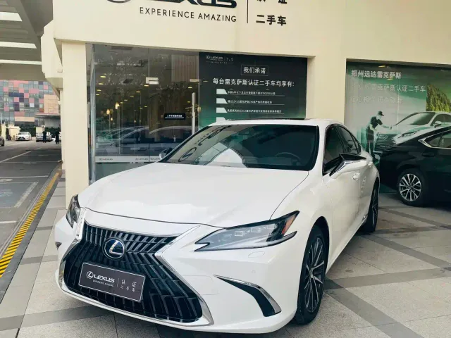Фотография автомобиля — Lexus ES