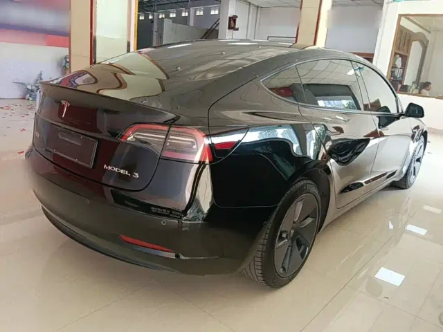 Tesla Model 3 — Фото автомобиля 6