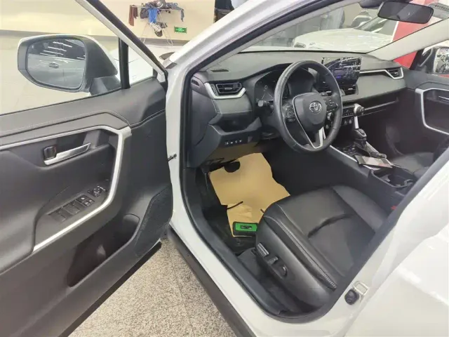 Toyota RAV4 — Фото автомобиля 11