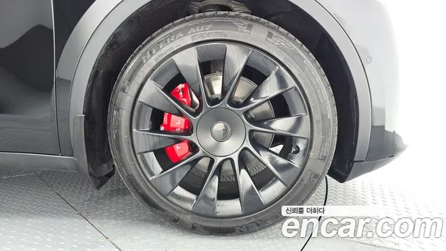 Tesla Model Y — Фото автомобиля 19