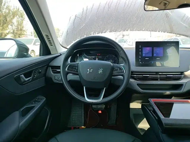 Hongqi E-QM5 — Фото автомобиля 10