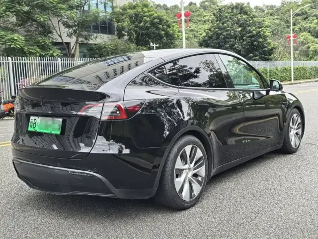Tesla Model Y — Фото автомобиля 5