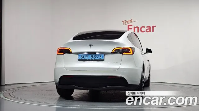 Tesla Model Y — Фото автомобиля 4