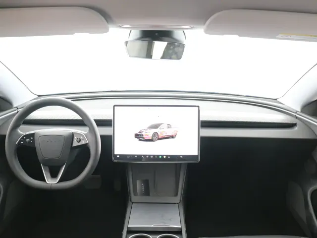 Tesla Model 3 — Фото автомобиля 9