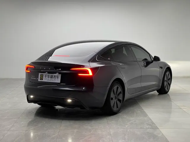 Tesla Model 3 — Фото автомобиля 6