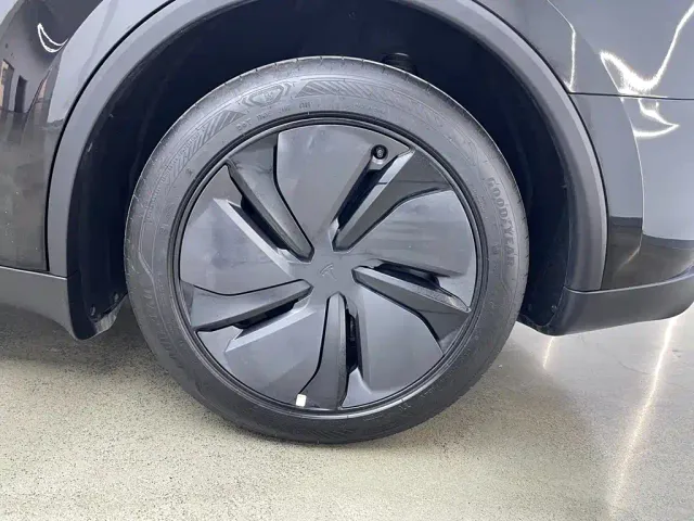 Tesla Model Y — Фото автомобиля 30