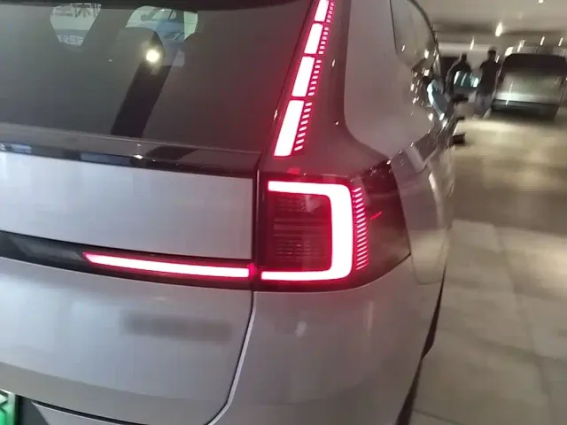 Volvo XC70 Plug-in Hybrid — Фото автомобиля 7