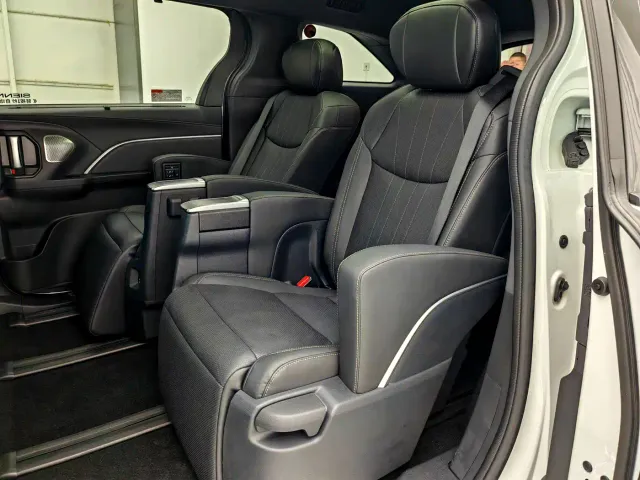 Toyota Sienna — Фото автомобиля 6