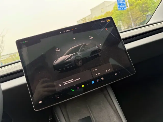 Tesla Model 3 — Фото автомобиля 4