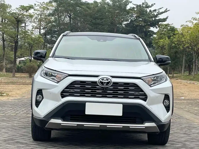 Toyota RAV4 — Фото автомобиля 3