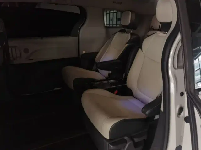 Toyota Sienna — Фото автомобиля 16