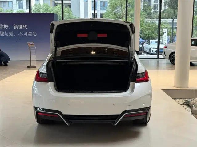 BMW i3 — Фото автомобиля 10