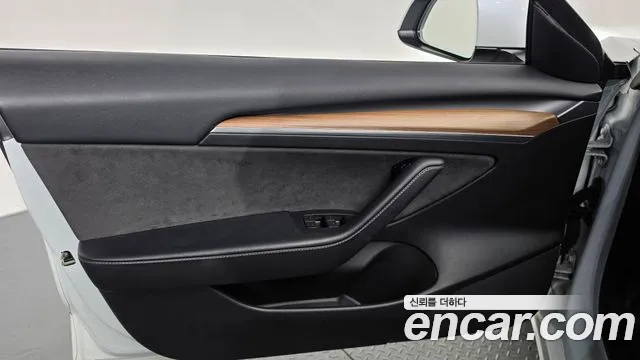 Tesla Model 3 — Фото автомобиля 24