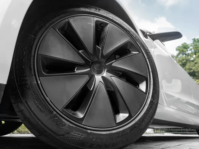 Tesla Model 3 — Фото автомобиля 19