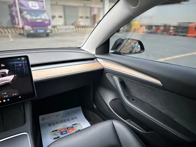Tesla Model 3 — Фото автомобиля 14