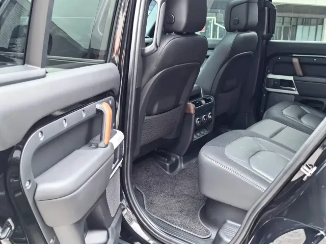 Land Rover Defender — Фото автомобиля 14