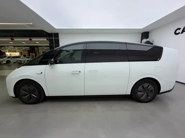 Li Auto MEGA — Фото автомобиля 5
