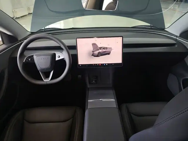Tesla Model 3 — Фото автомобиля 9