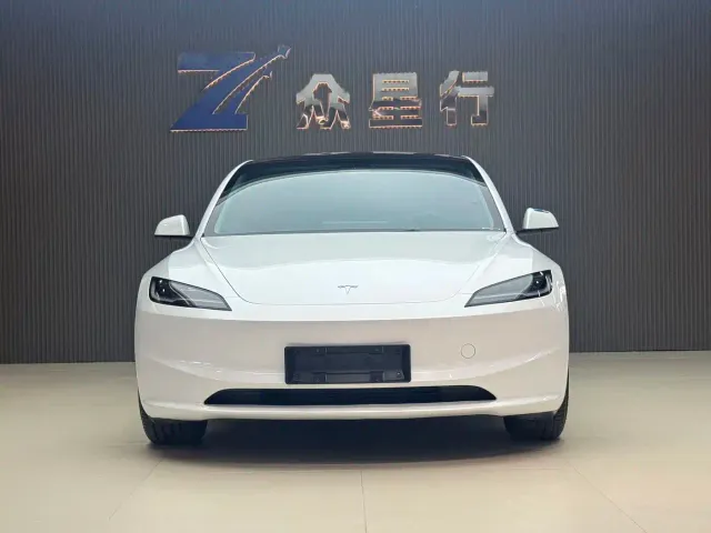 Tesla Model 3 — Фото автомобиля 2