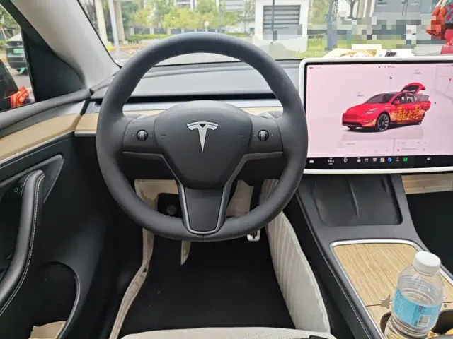 Tesla Model Y — Фото автомобиля 11