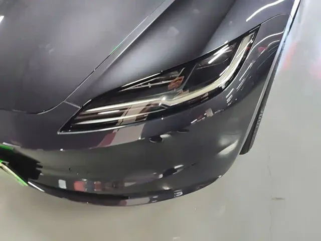 Tesla Model 3 — Фото автомобиля 23