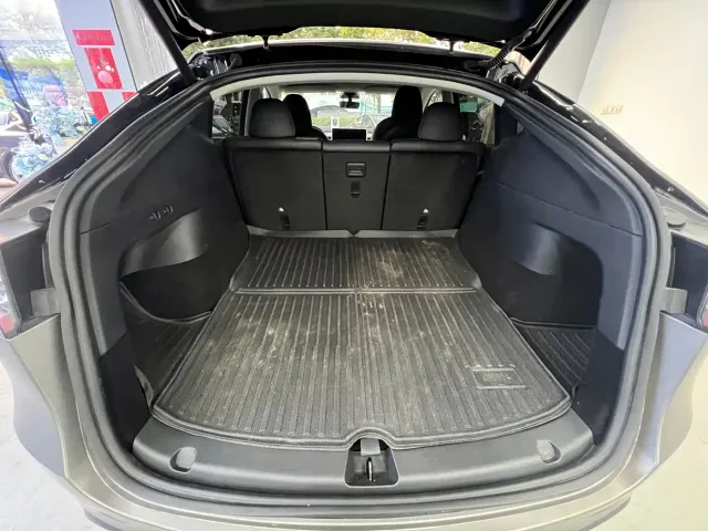 Tesla Model Y — Фото автомобиля 17