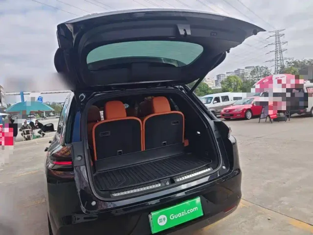 Li Auto L8 — Фото автомобиля 18