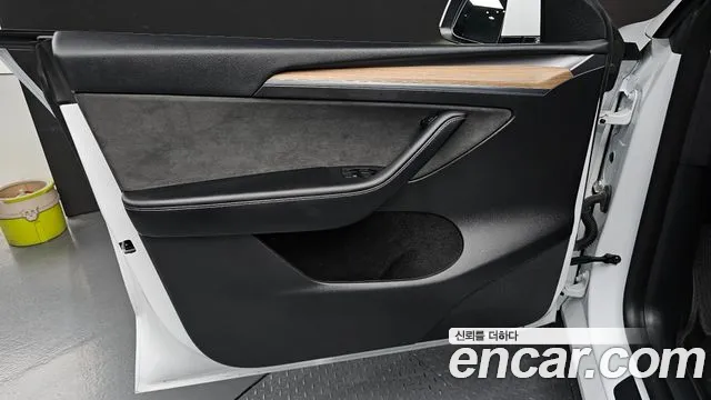 Tesla Model Y — Фото автомобиля 13